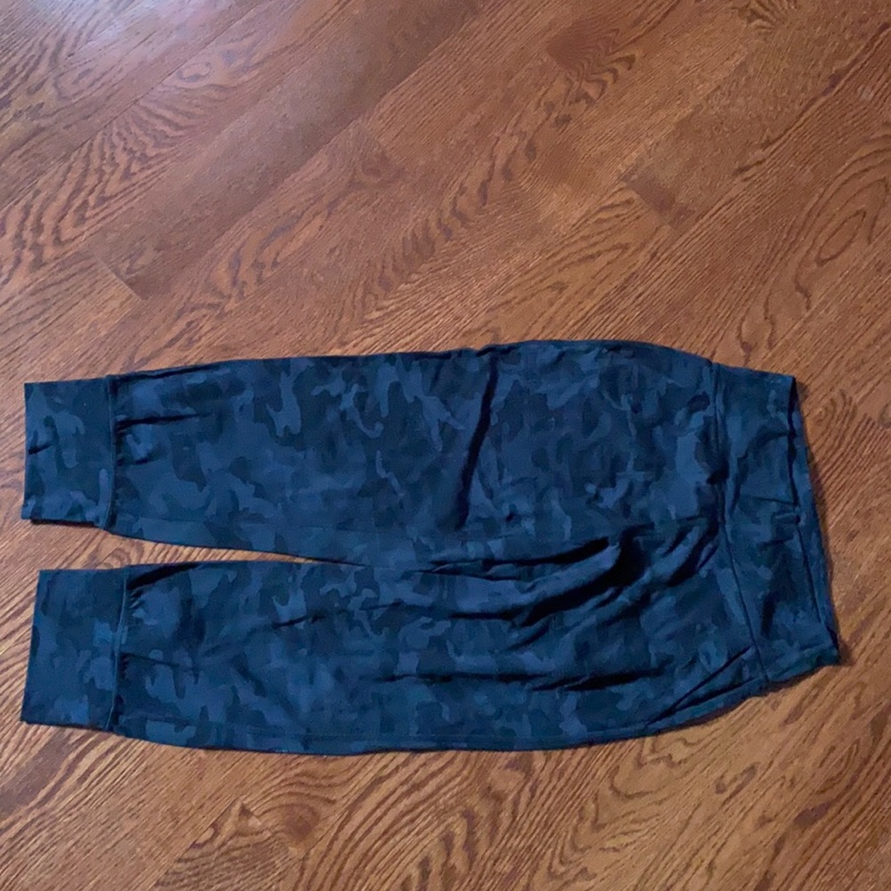 Align cropped camo jogger